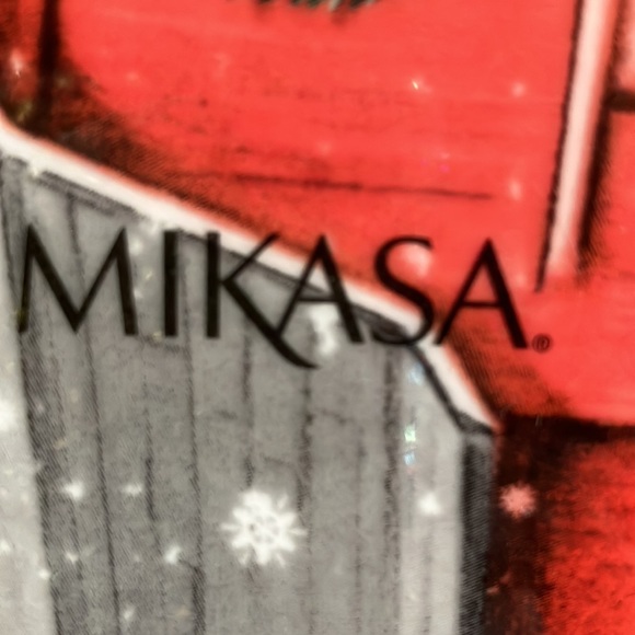 NWT - MIKASA 9 inch Countryside Christmas Barn Portrait Plate - Picture 5 of 6